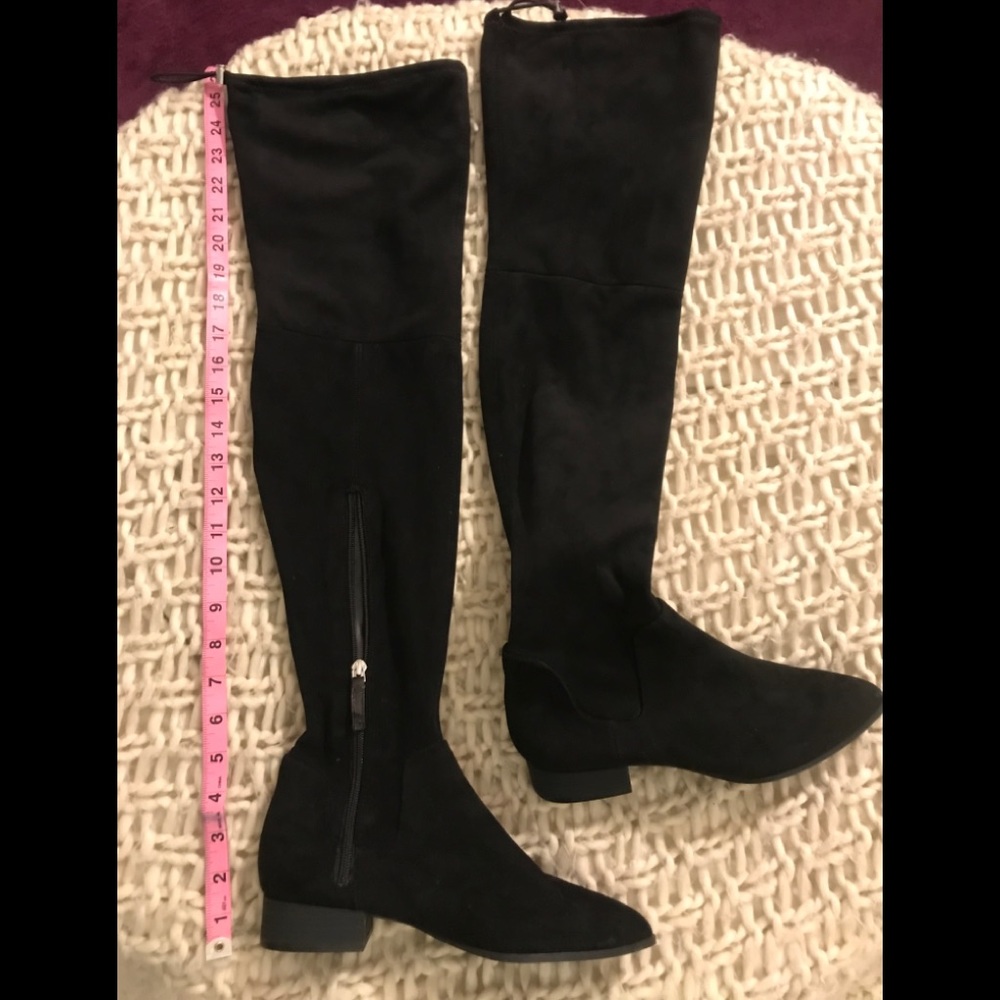 DKNY Never worn Woman’s Boots size 6.5